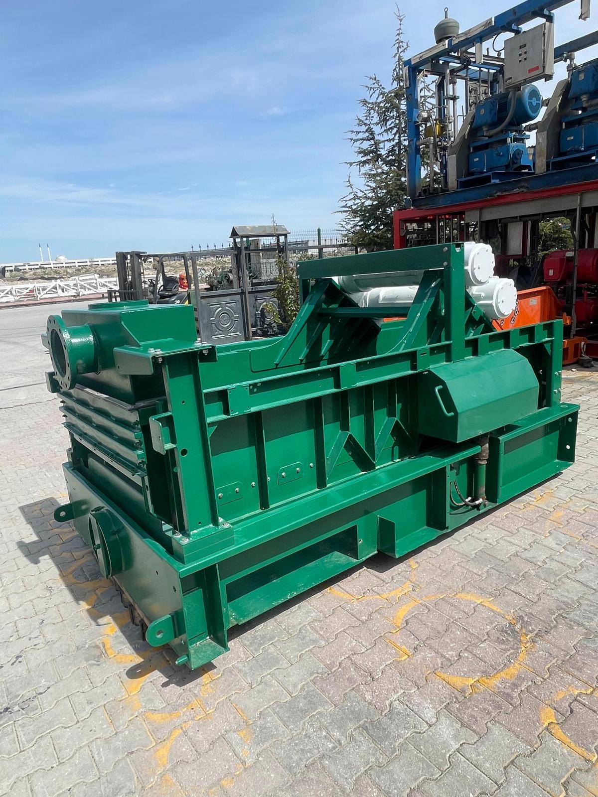 Derrick FLC shale shaker, full side view