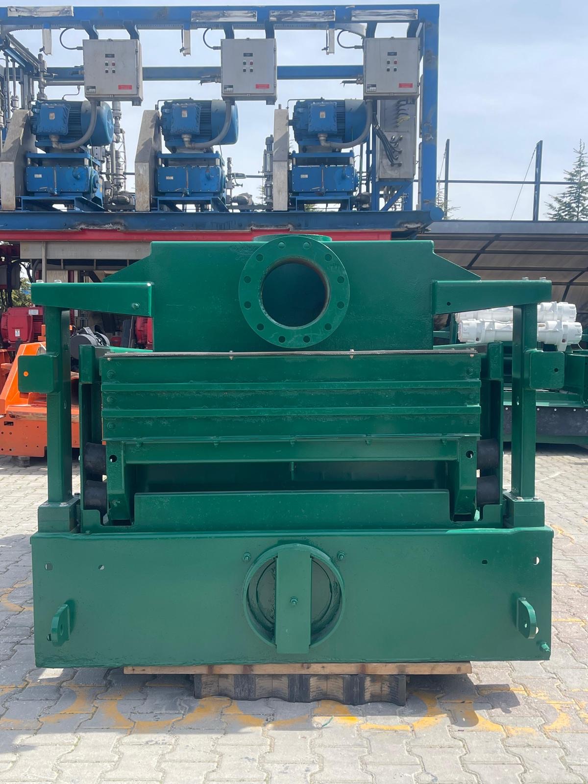 Derrick shaker front feeder distribution box