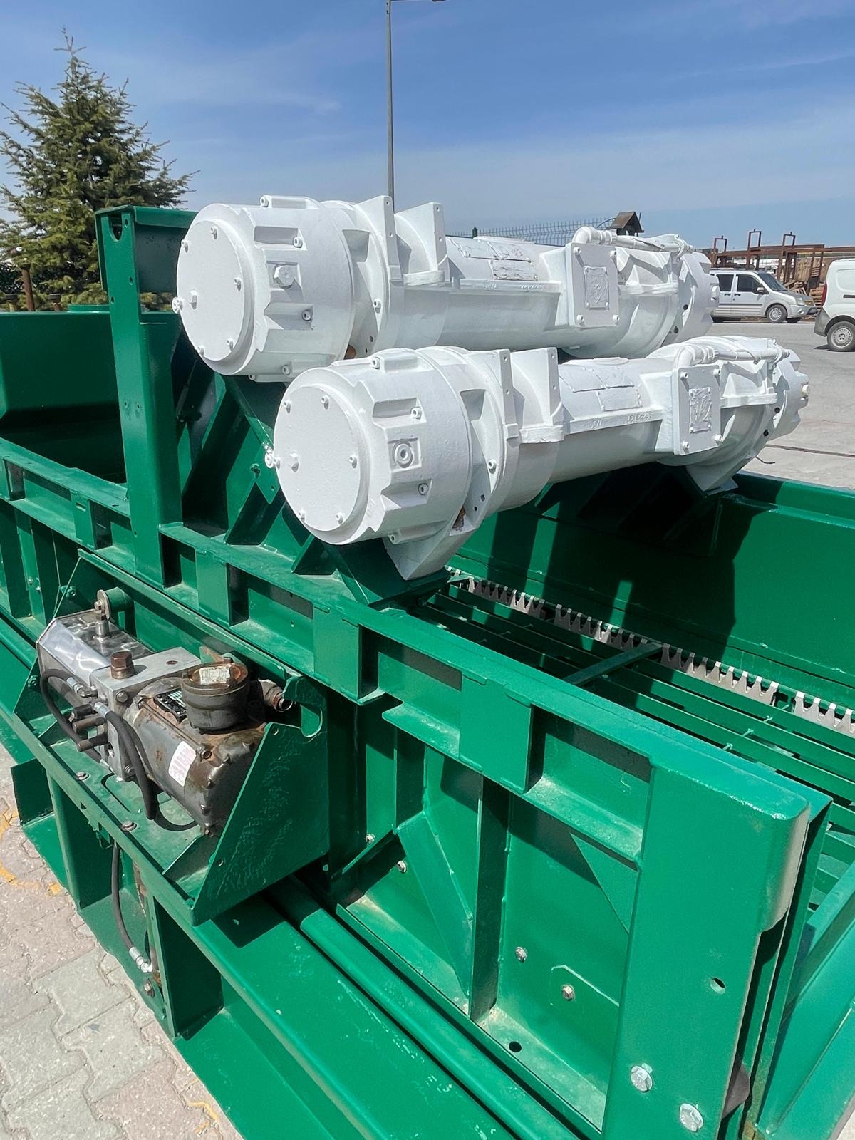 Twin top-mounted vibration motors on Derrick shaker