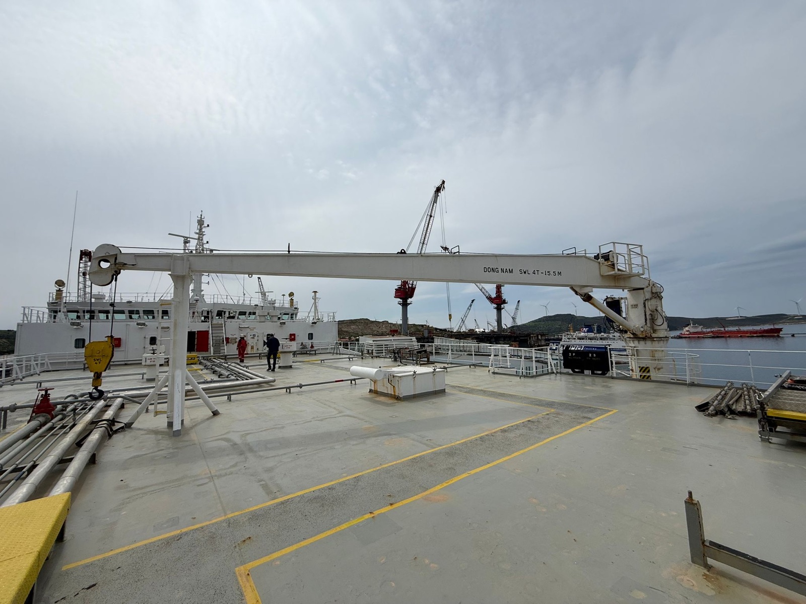 Dong Nam SWL 4T x 15.5M marine crane, side view with markings visible