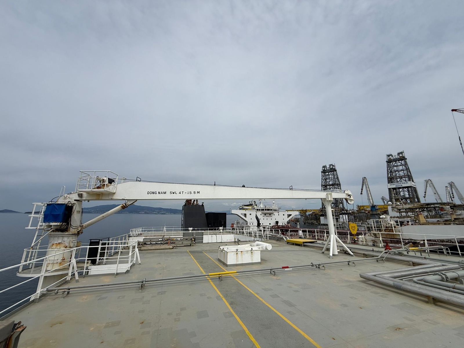 Dong Nam crane on the ship deck, alternate angle