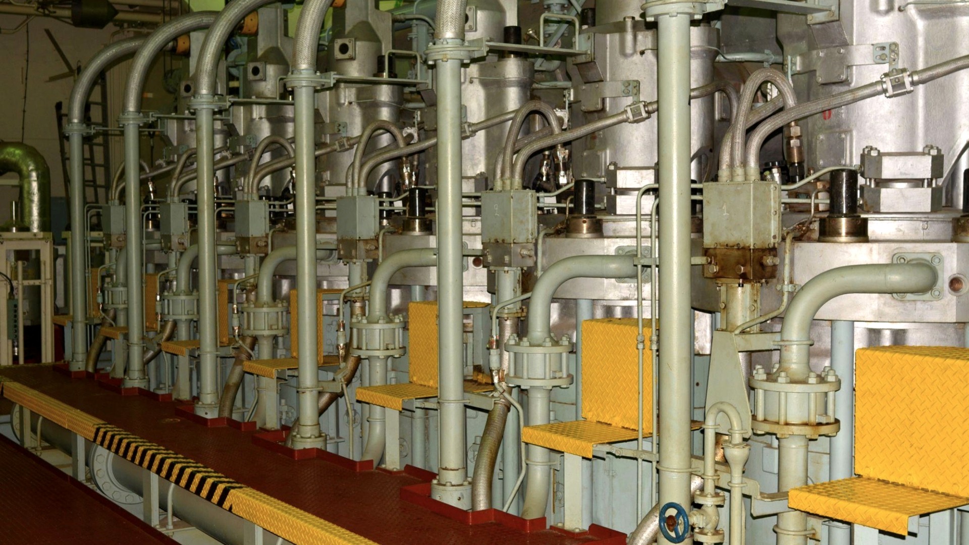 Marine main engine — fuel pumps and cylinder heads