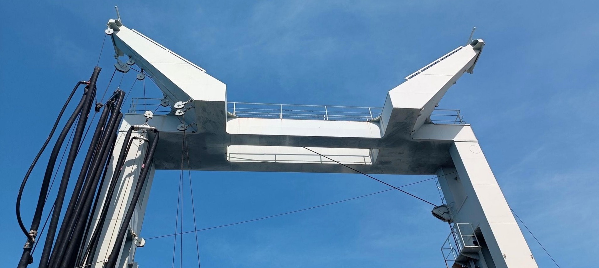 Stern A-frame offshore handling structure