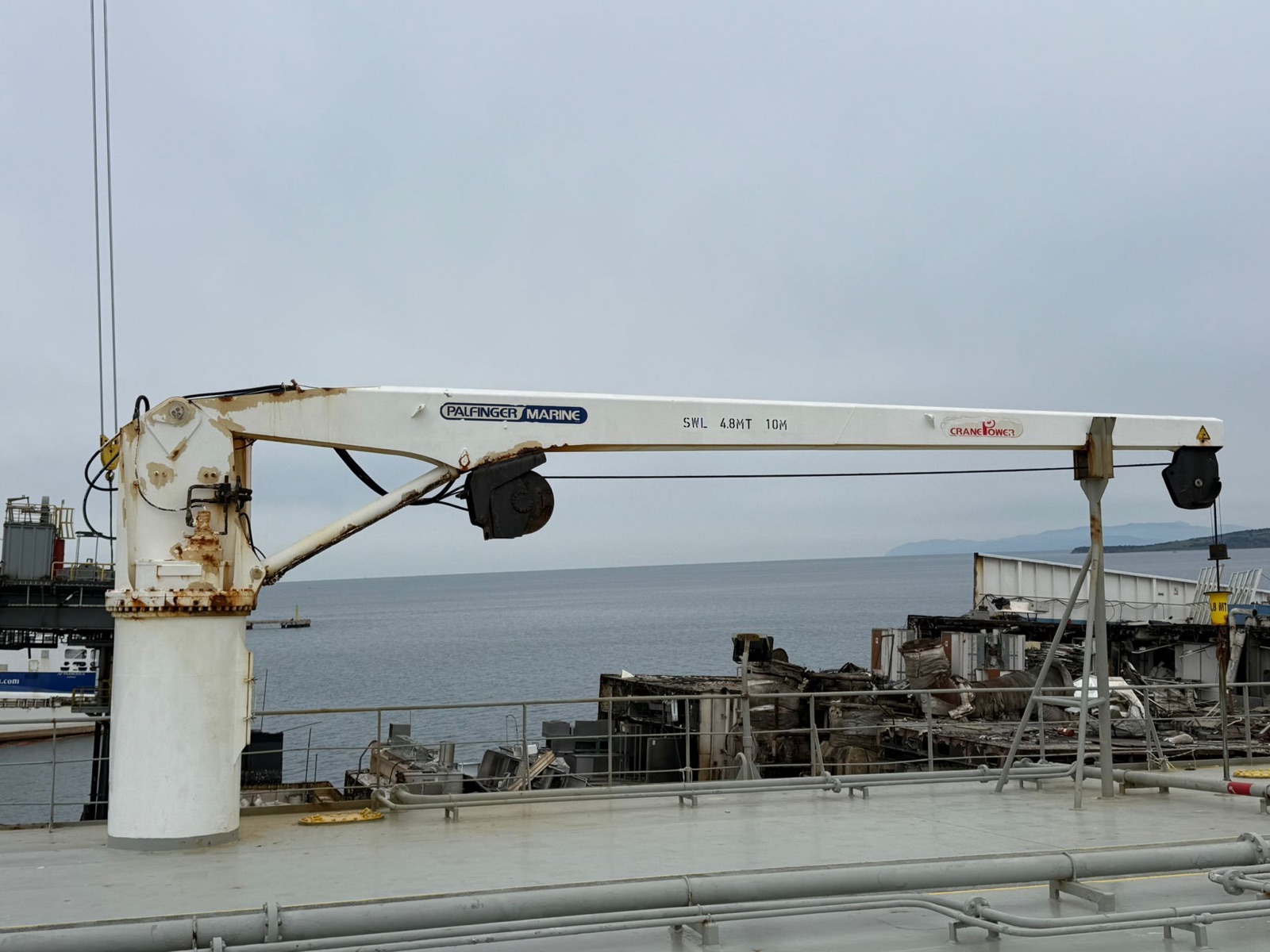 Palfinger Marine SWL 4.8MT x 10m deck crane, full side view