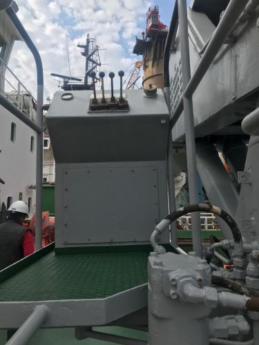 Telescopic deck crane